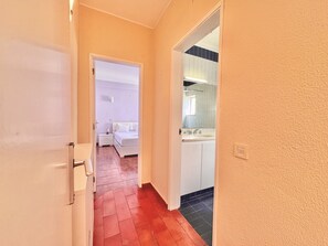 Chuveiro, secador de cabelo, toalhas de banho