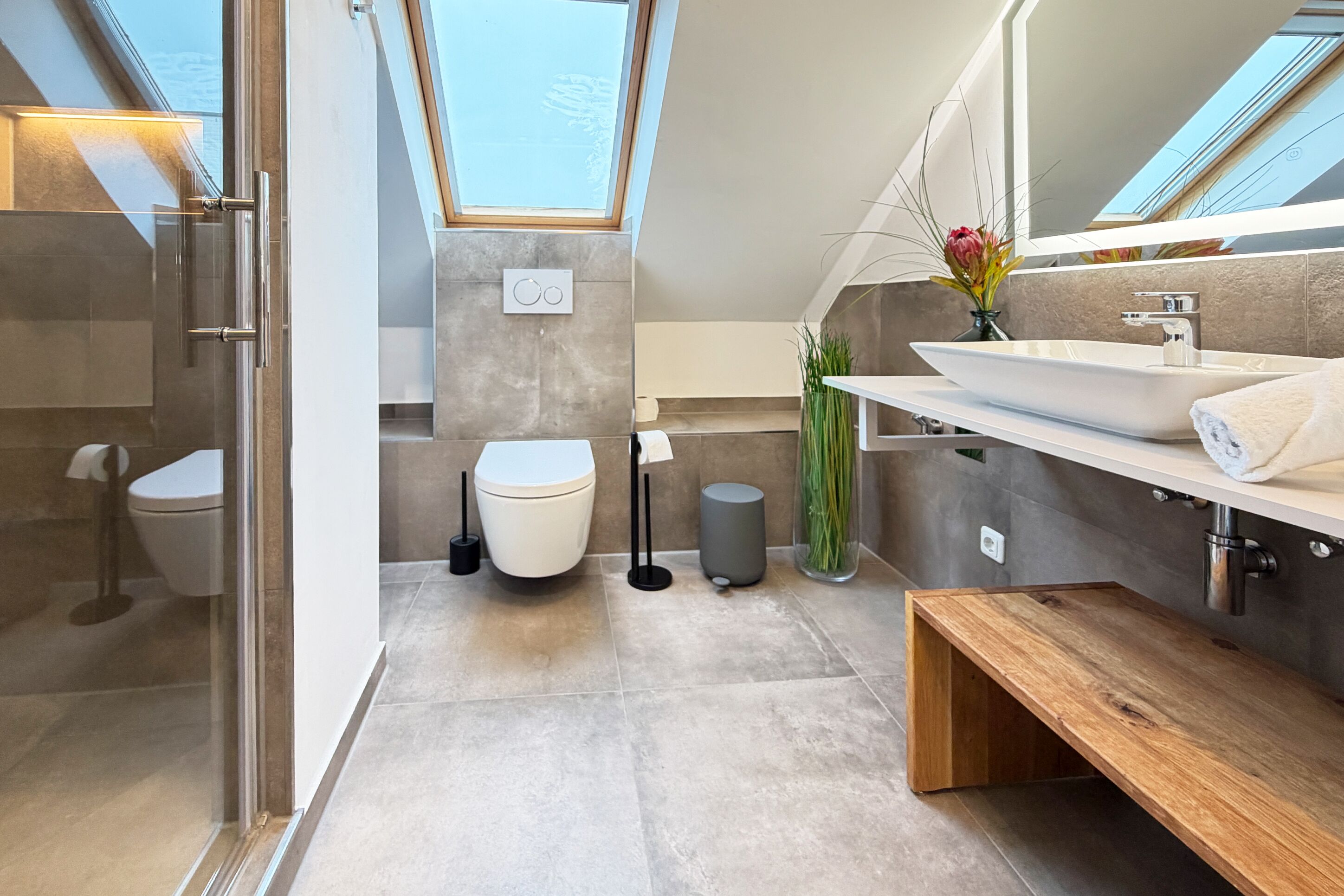Dusche, Haartrockner, Handtücher, Toilettenpapier