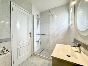Een douche, een haardroger, handdoeken