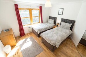 3 bedrooms, iron/ironing board, free WiFi, bed sheets - 4 Eas Brae Apartment (Tobermory)