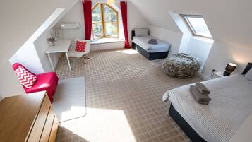 3 bedrooms, iron/ironing board, free WiFi, bed sheets