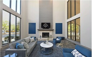 Smart TV - Landing | Amazing 2BD, Pool, Gym (Huntsville)