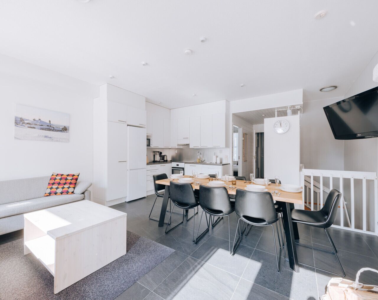 Een modern appartement met een eetgedeelte, keuken en woonruimte.