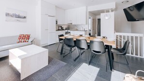 Un apartamento moderno con comedor, cocina y sala de estar.