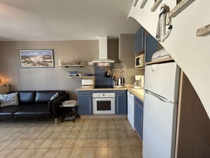 Fridge, microwave, dishwasher, coffee/tea maker