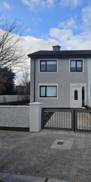 Exterior - Gateway to Connemara (Oughterard)