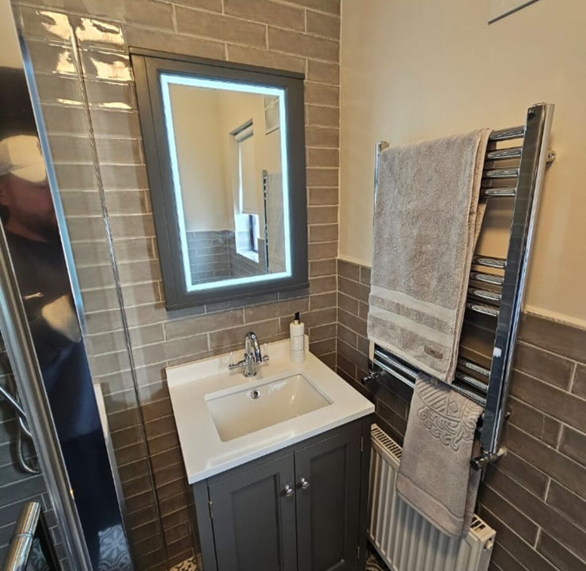 Een douche, een haardroger, handdoeken