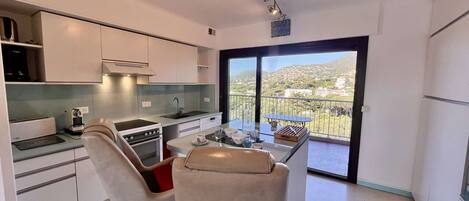 Réfrigérateur, four à micro-ondes, un four, surface de cuisson