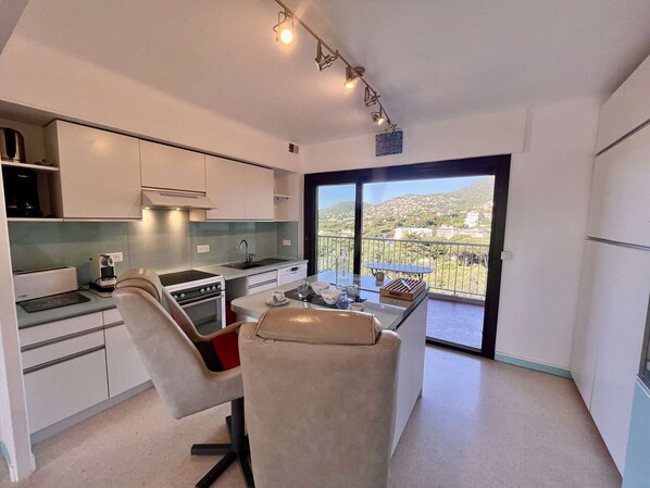 ثلاجة، ميكروويف، فرن، موقد طهي مسطح