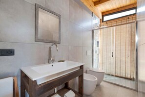 Dusche, Haartrockner, Bidet