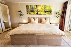 1 habitación, tabla de planchar con plancha y cuna de viaje 