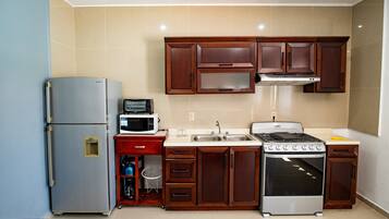 KĂŒhlschrank, Mikrowelle, Ofen, Herdplatte