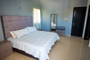 3 bedrooms, desk, iron/ironing board, free WiFi - Modern villa private pool, 1 block from the Ocean (Progreso)