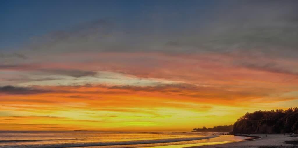 Ein Strand bei Sonnenuntergang.