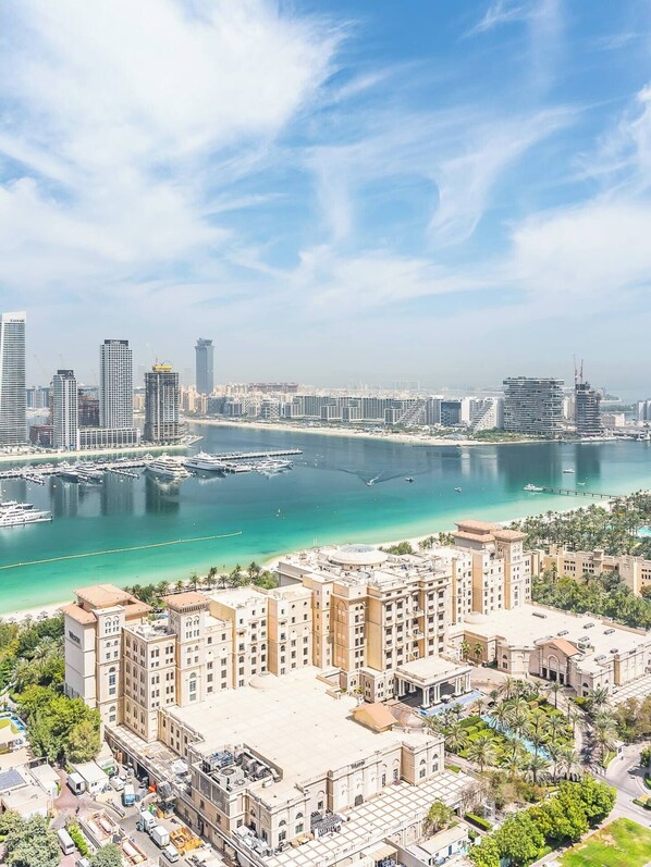 Aerial view - Stylish 1-Bedroom with Panoramic Partial Sea View (Dubai)