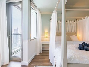 Desk, iron/ironing board, free WiFi, bed sheets - Stylish 1-Bedroom with Panoramic Partial Sea View (Dubai)