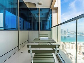 Outdoor dining - Stylish 1-Bedroom with Panoramic Partial Sea View (Dubai)