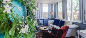 Cottage just 2 blocks from the beach!