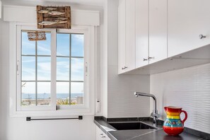 Jääkaappi, mikroaaltouuni, uuni, astianpesukone