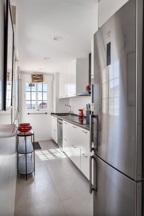 Frigorífico, microondas, horno y placa de cocina