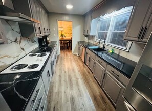 Microondas, horno, placa de cocina y lavavajillas