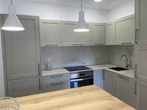 Kühlschrank, Mikrowelle, Ofen, Wasserkocher mit Kaffee-/Teezubehör