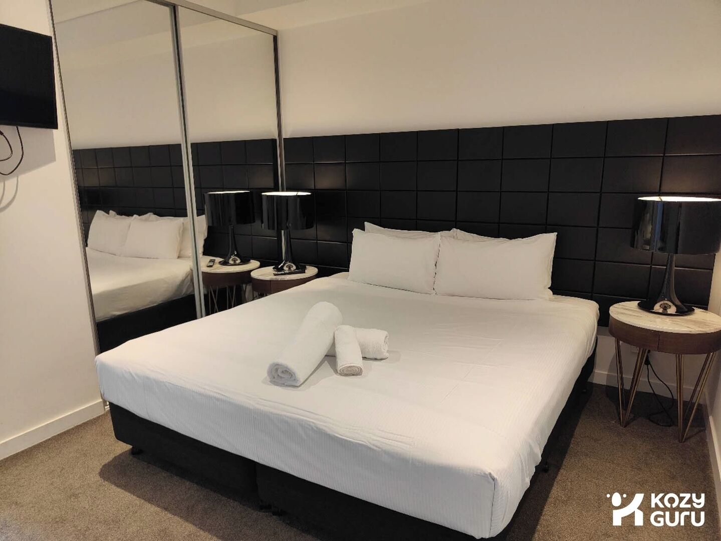 Tabla de planchar con plancha, wifi y ropa de cama 