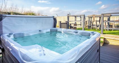 Appletree Lodge with Hot Tub