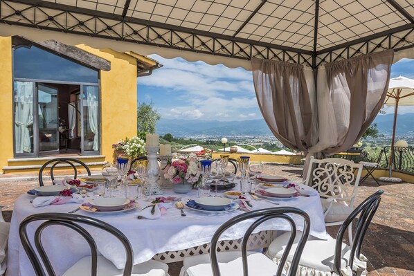 Outdoor dining
