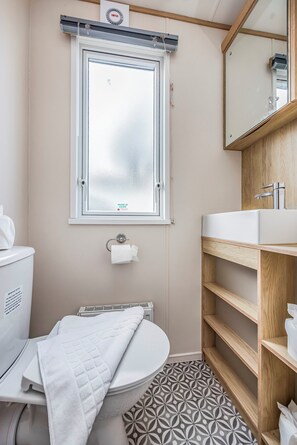 Shower, towels - Charming Home in Lakeside Park - Pass The Keys (Chichester)