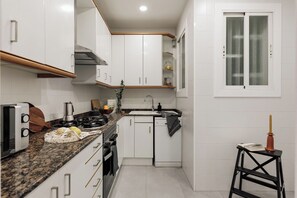 冷蔵庫、電子レンジ、オーブン、コンロ