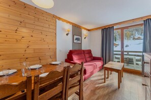 TV - Resort center, 2nd floor, view village, fitness, swimming pool, sauna, balcony, tv, ski locker (Les Orres)