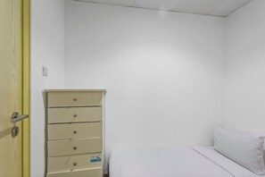 3 habitaciones, escritorio y tabla de planchar con plancha 