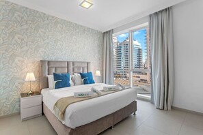 3 makuuhuonetta, työpöytä, silitysrauta/-lauta, vauvan matkasänky