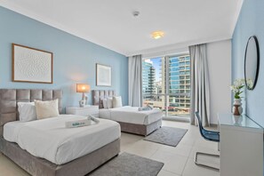 3 habitaciones, escritorio y tabla de planchar con plancha 