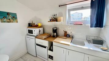 Een magnetron, een kookplaat, een vaatwasser