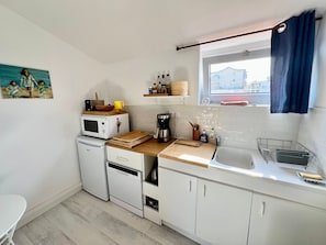 Micro-ondes, plaque de cuisson, lave-vaisselle, cafetière/bouilloire