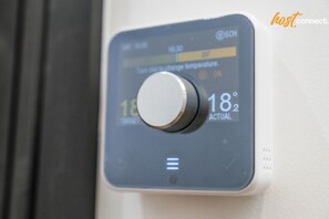 Ein Thermostat mit digitaler Anzeige, die 18,2 Grad anzeigt.