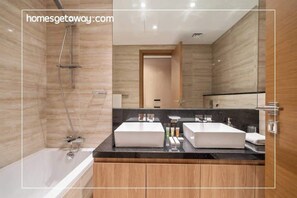 Douche, sèche-cheveux, serviettes fournies