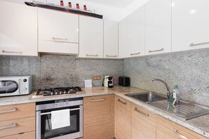 Kühlschrank, Mikrowelle, Ofen, Herdplatte