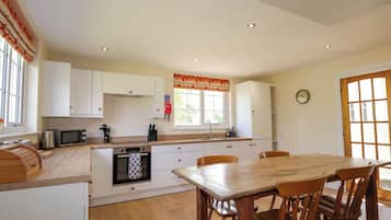 Lave-vaisselle, batterie de cuisine, vaisselle et ustensiles