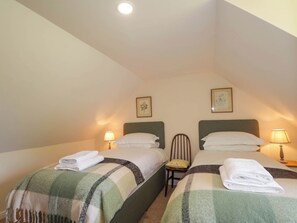 3 bedrooms, individually decorated, individually furnished, free WiFi - North Cottage (Kyle)