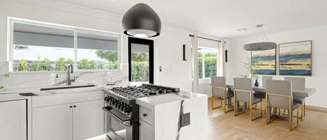 冷蔵庫、電子レンジ、オーブン、コンロ