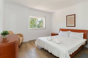 2 quartos, ferros/tábuas de passar roupa, acesso à internet