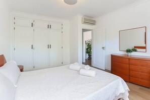 2 chambres, fer et planche à repasser, accès Internet, draps fournis