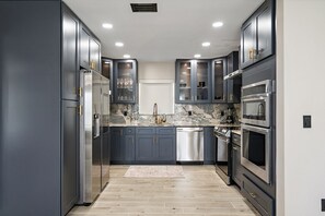 Kjøleskap, mikrobølgeovn, ovn og kokeplater