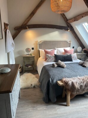 2 bedrooms, iron/ironing board, free WiFi, bed sheets - Serenity -  an apartment that sleeps 4 guests  in 2 bedrooms (Totnes)