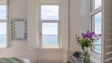 2 bedrooms, iron/ironing board, travel cot, free WiFi