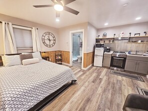 1 quarto, escrivaninha, ferros/tábuas de passar roupa, Wi-Fi de cortesia