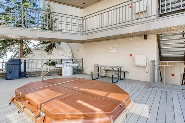A rooftop deck with a hot tub, barbecue grill, and picnic table. - Crested Butte Mountain Resort Properties by Vail (Crested Butte)